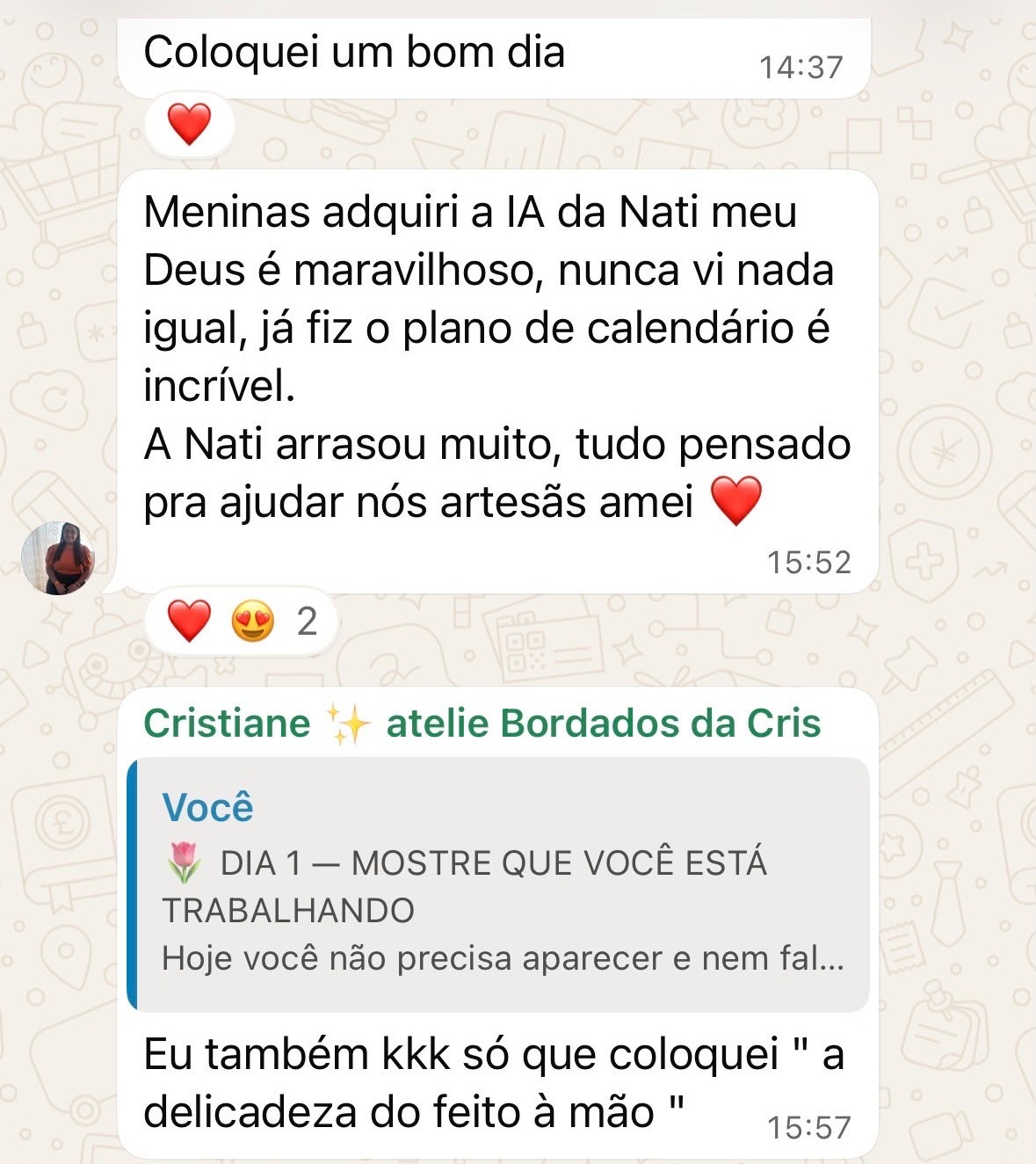 Print do grupo no WhatsApp: uma usuária conta que adquiriu a IA da Nati, achou o plano de calendário incrível e elogia o pensado para as artesãs, com resposta da Cristiane executando o Dia 1